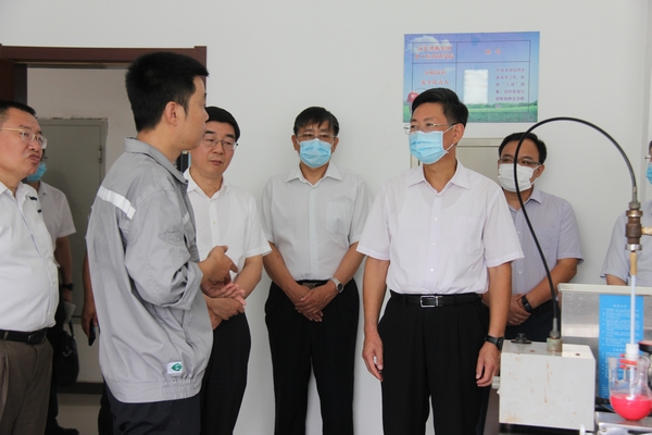河北工業(yè)大學(xué)黨委書記李強(qiáng)、校長韓旭率領(lǐng)的河北工業(yè)大學(xué)考察團(tuán)到冀衡藥業(yè)參觀考察